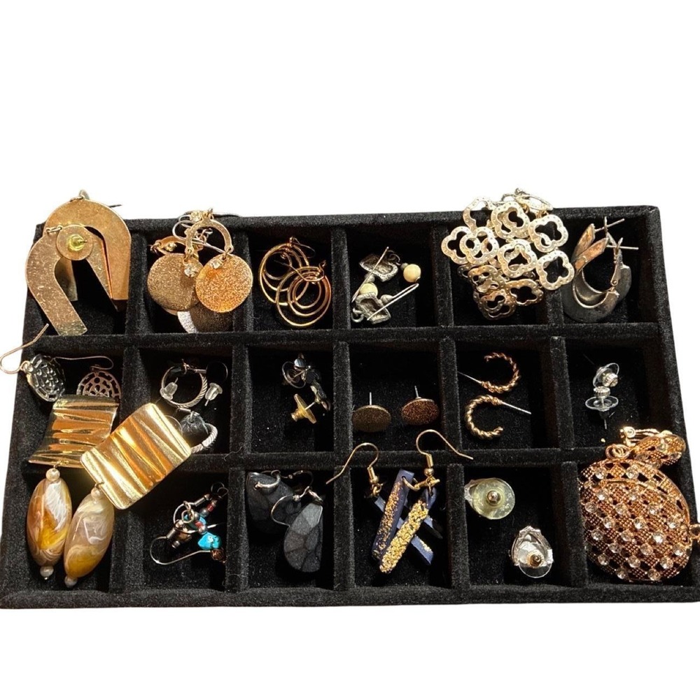 18 pairs of earrings